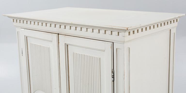 SKÅP, gustaviansk stil, E. Östman & Son Möbeltillverkning, Skövde, 1900-talets första hälft.