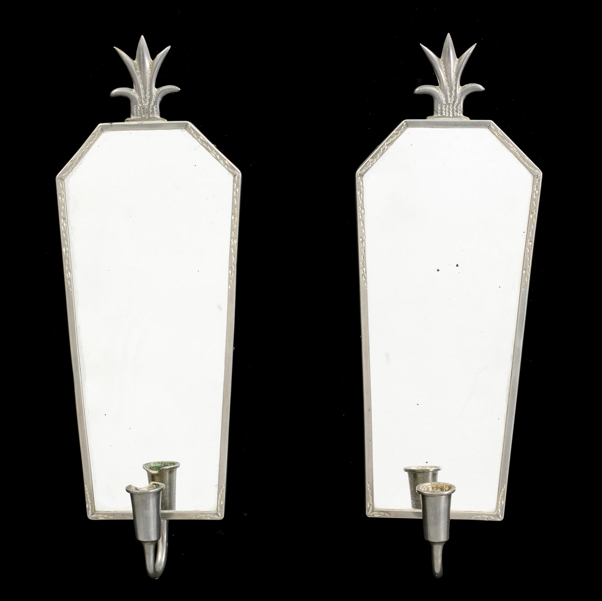 A pair of Art Deco mirror wall sconce from the 1930s.