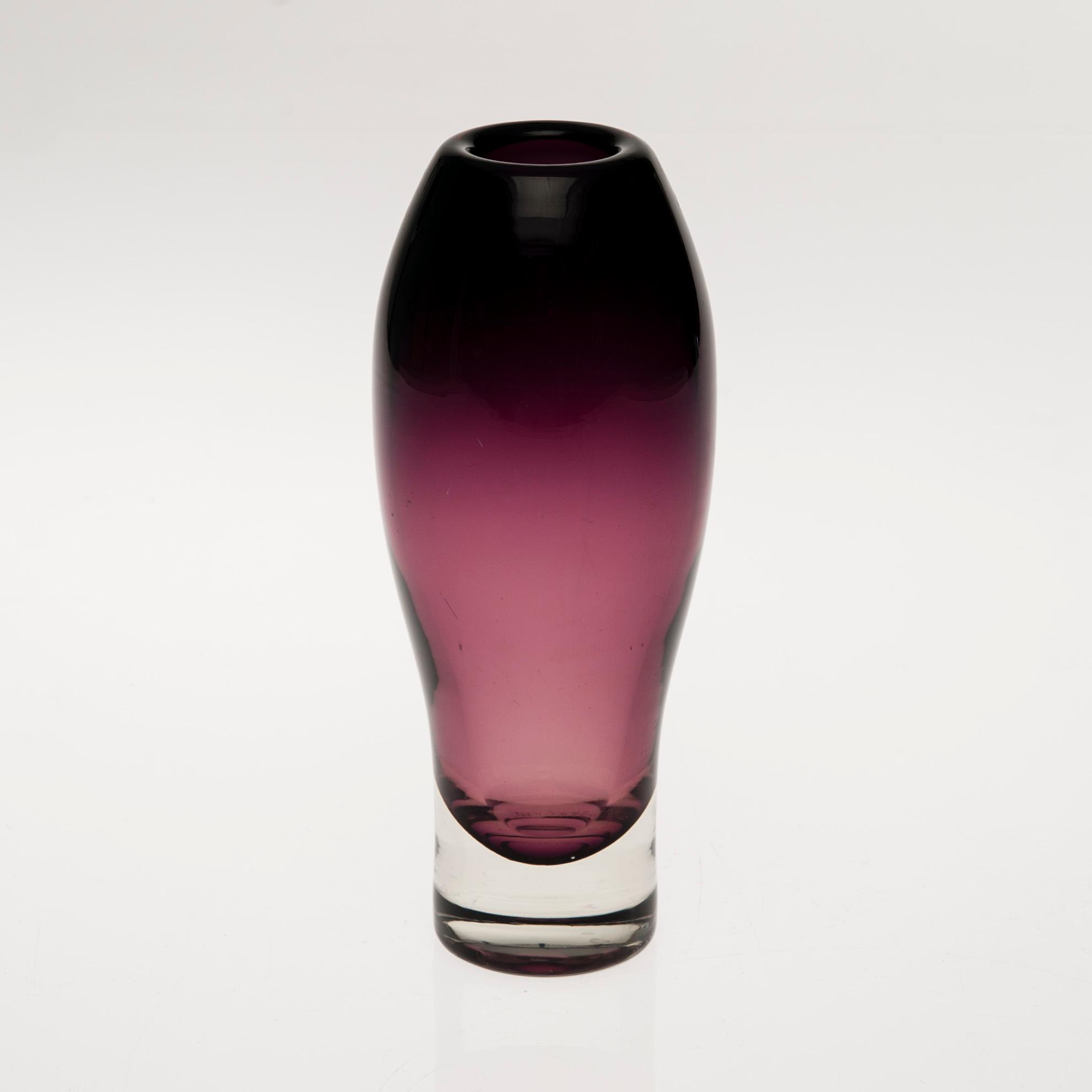 VAS, glas, signerad Aimo Okkolin Riihimäen Lasi oy.