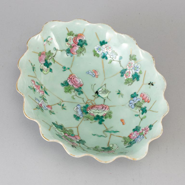A famille rose bowl, late Qing dynasty, circa 1900.