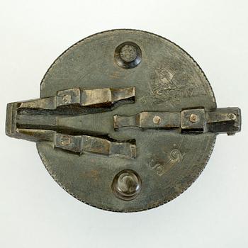 VIKTSATSER, 2 stycken, mässing, en 1700-tal med dubbelslagen datering samt en daterad 1863.