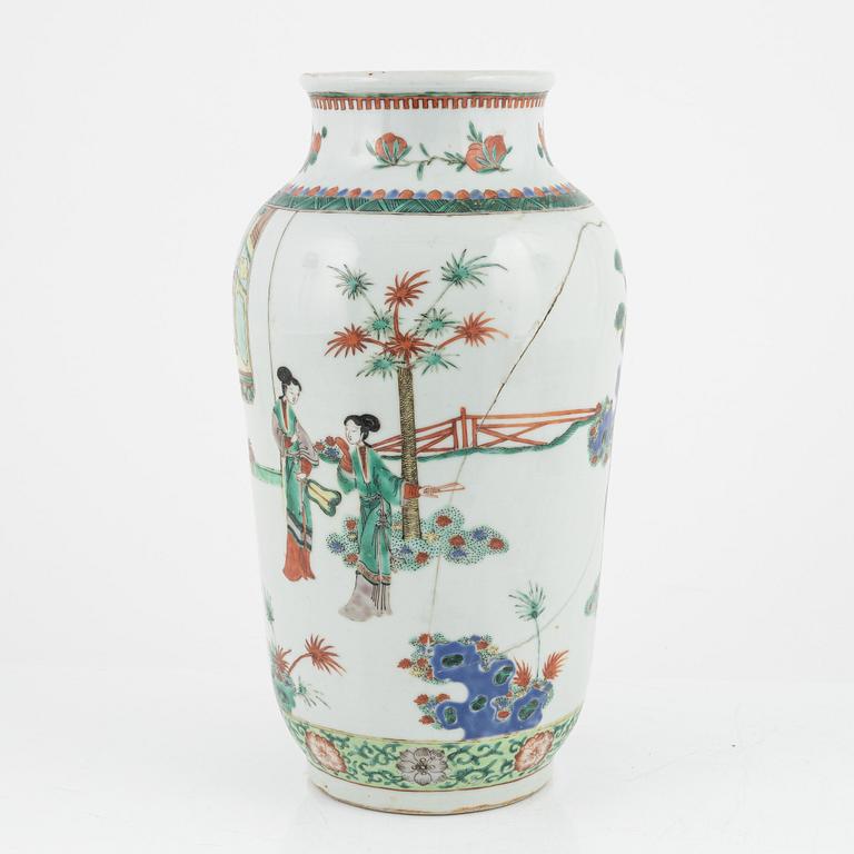 A wucai decorated vase, Qing dynasty, 19th Century.