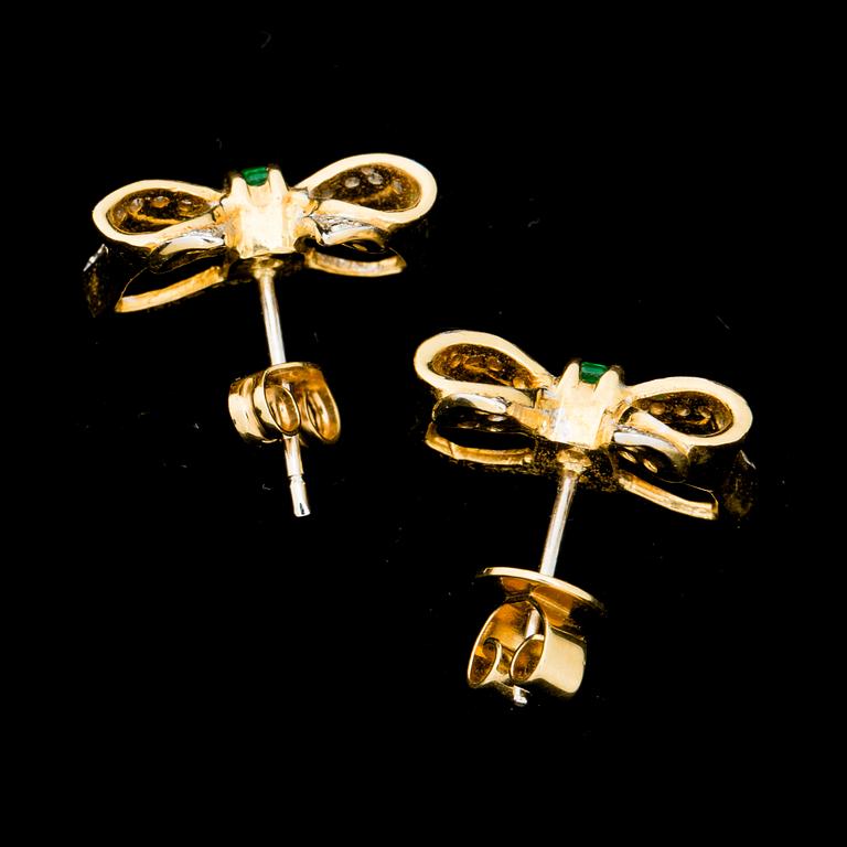 ÖRHÄNGEN, 18 k guld med diamanter samt cabochonslipade smaragder. Vikt ca 8g.