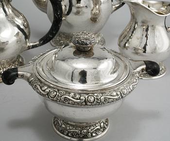 KAFFE- och TESERVIS, 4 delar, silver, svenska importstämplar, 1900-talets första hälft, total vikt 2070 g.