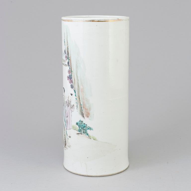A Chinese famille rose porcelain hat stand, early 20th century.