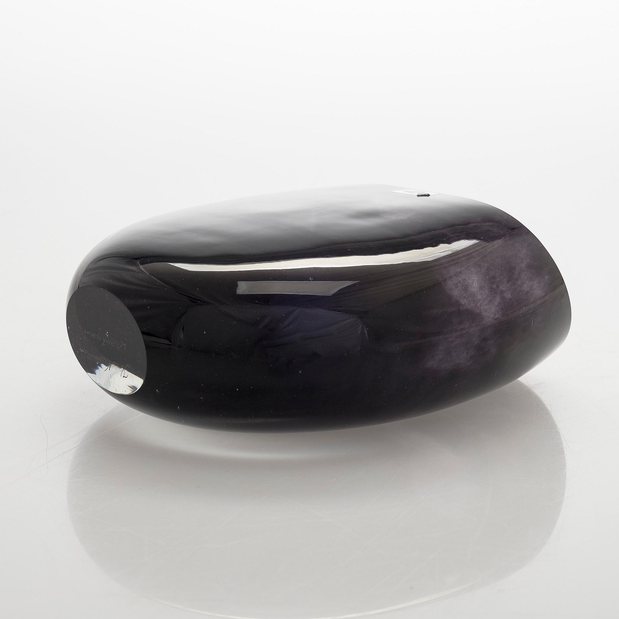 Kerttu Nurminen, vas, signerad K. Nurminen Nuutajärvi.