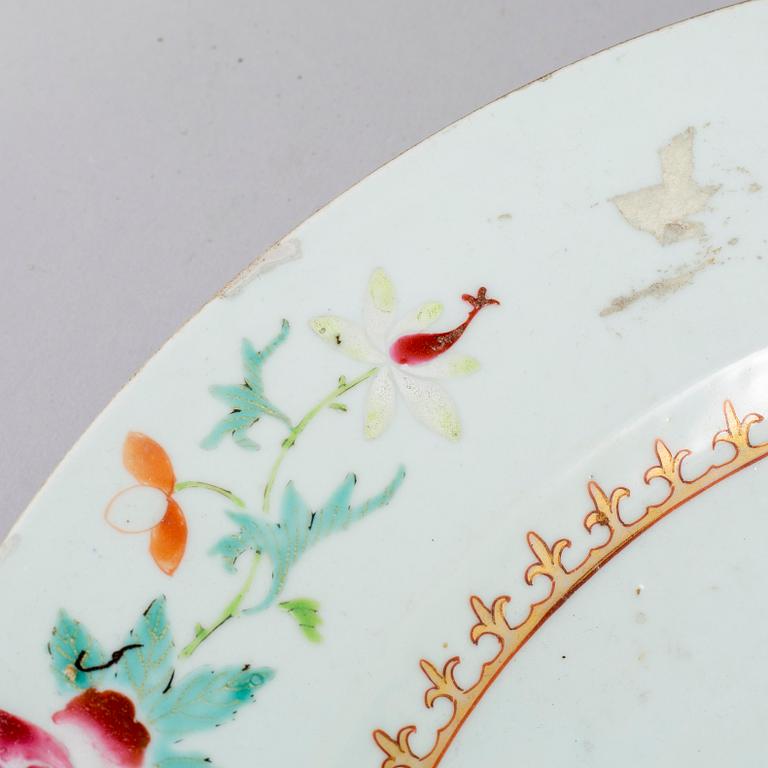 A famille rose serving dish, Qing dynasty, Qianlong (1736-95).