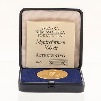 An 18K gold coin Sporrong 1976, weight 25,7 grams, numbered 40/1000.