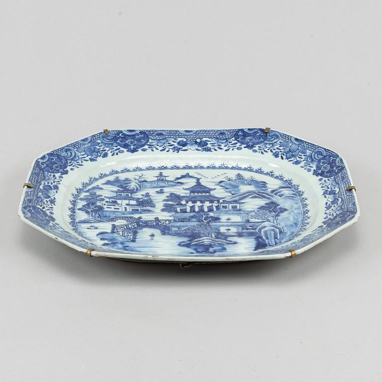 A blue and white export porcelain serving dish, Qing dynasty, Qianlong (1736-95).