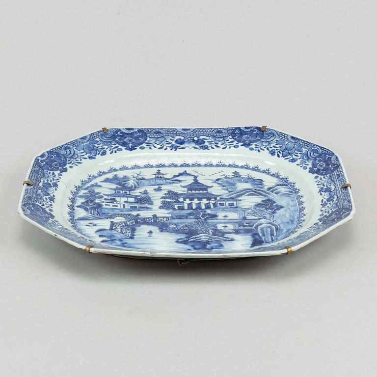 Serveringsfat, kompaniporslin. Qingdynastin, Qianlong (1736-95).