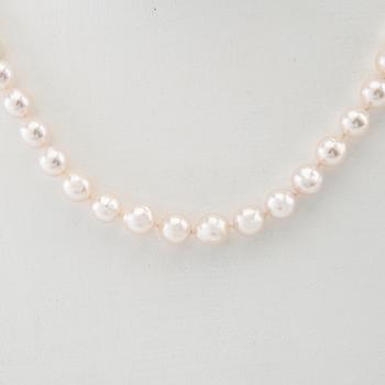 Necklace of cultured pearls with an 18K gold clasp.