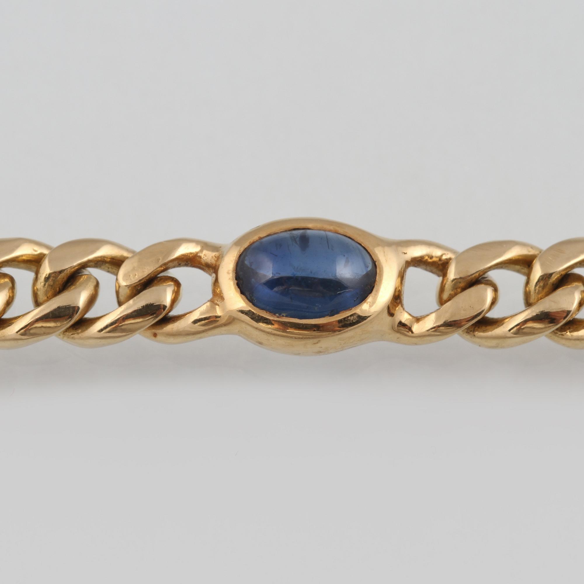 ARMBAND, 18K guld med cabochonslipade blå safirer och rubiner samt en smaragd. Vikt 17,9 gram.