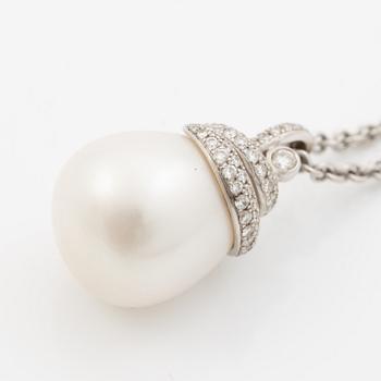 Necklace in 18K white gold with a cultured South Sea pearl and brilliant-cut diamonds. Jovenia.
