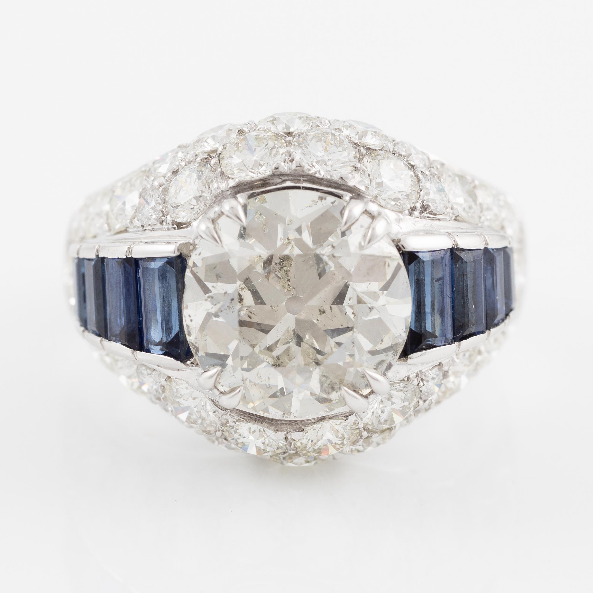 A ring 18K white gold set with an old-cut diamond.