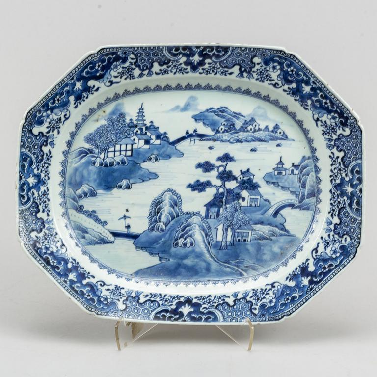 A blue and white export porcelain serving dish, Qing dynasty, Qianlong (1736-95).