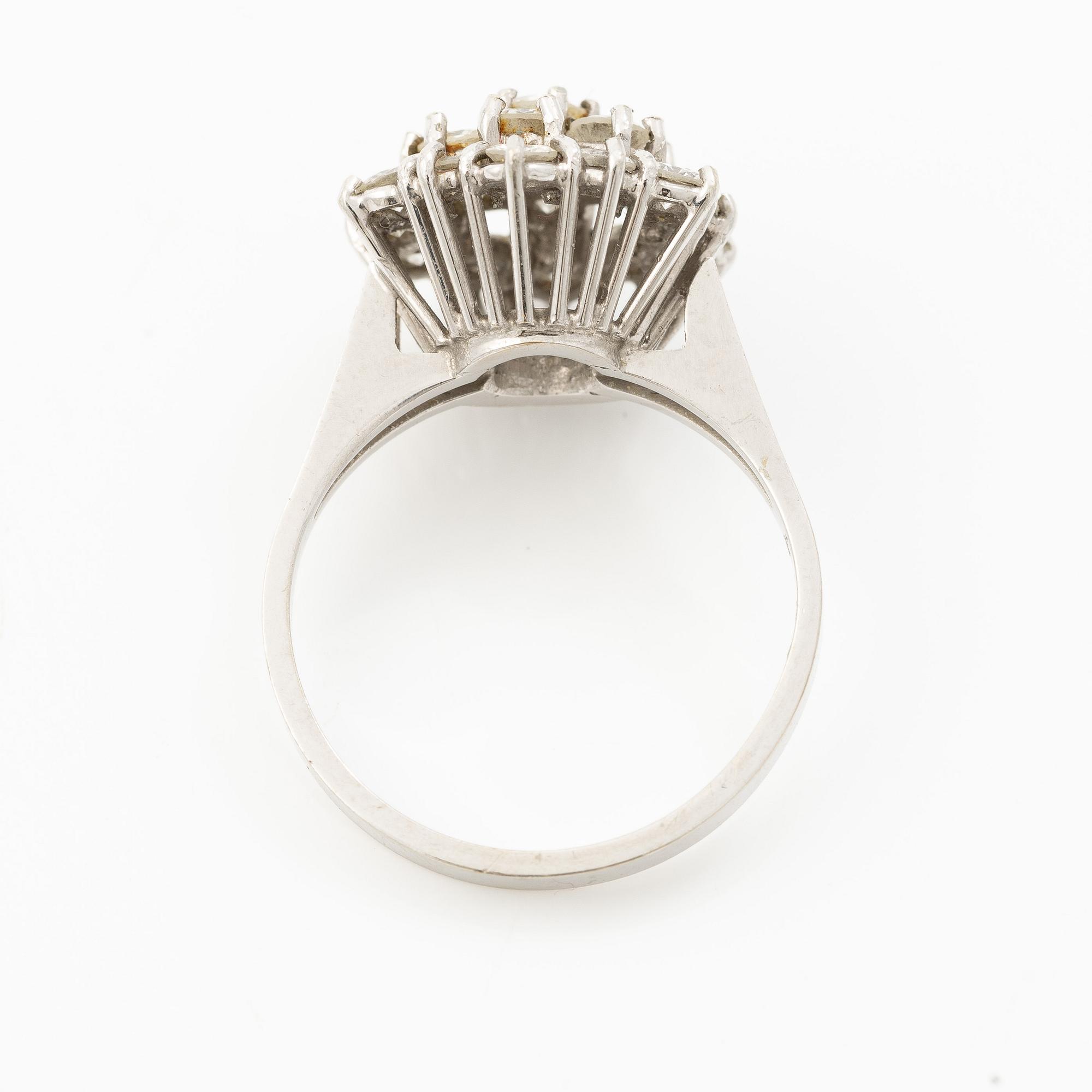 Ring 18K white gold set with brilliant-cut diamonds.