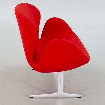 ARNE JACOBSEN, soffa, "Svanen", Fritz Hansen, 2001.