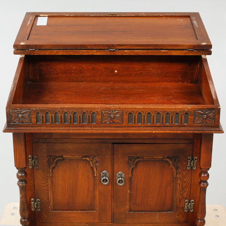 A lectern in English style, made in the first half of the 20th century.