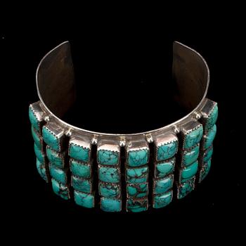 ARMRING, silver, 32 turkoser. Traditionellt Navajo-indian hantverk Arizona / New Mexico, USA 1960/70-tal. Vikt 130 g.