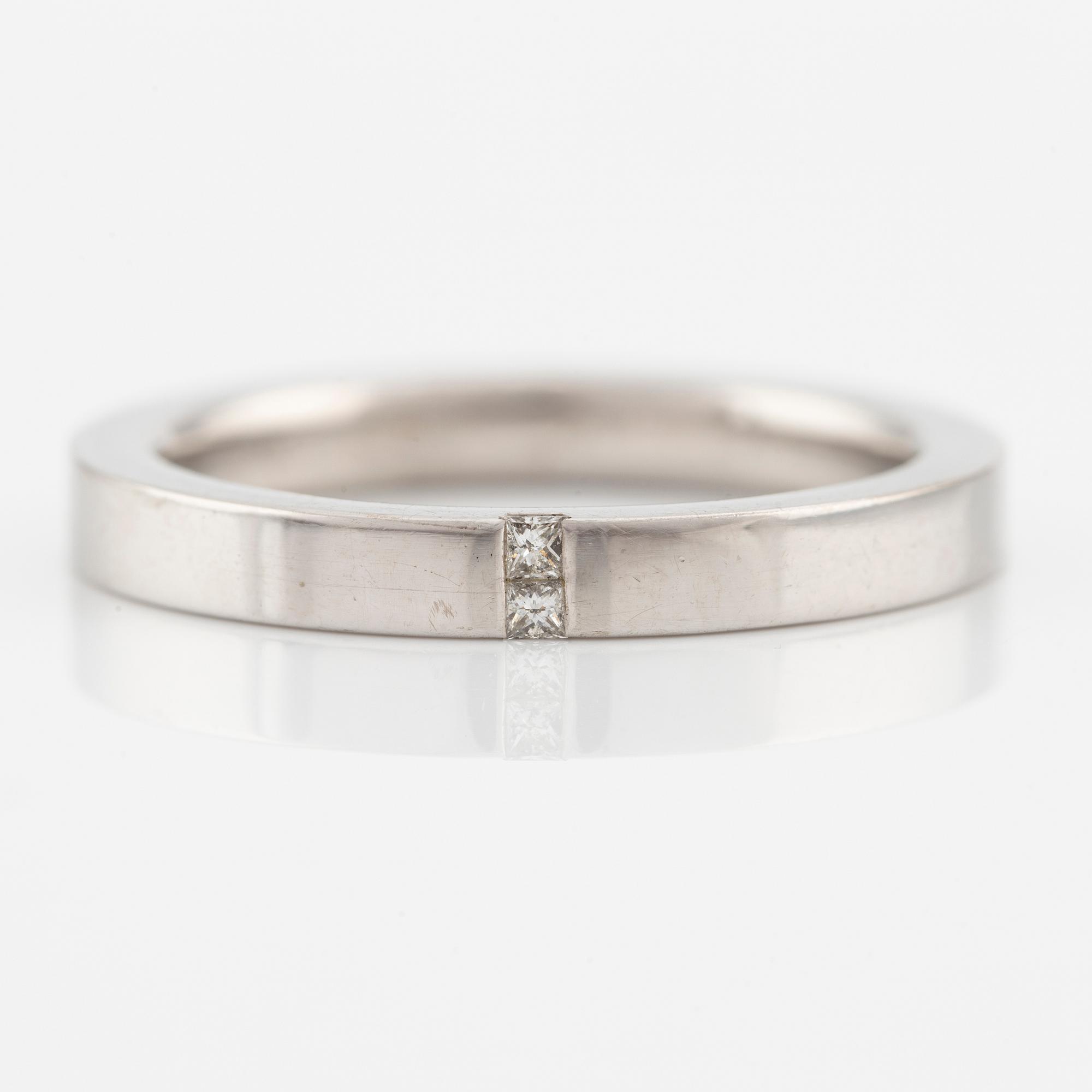 Ring 18K vitguld med prinsesslipade diamanter.