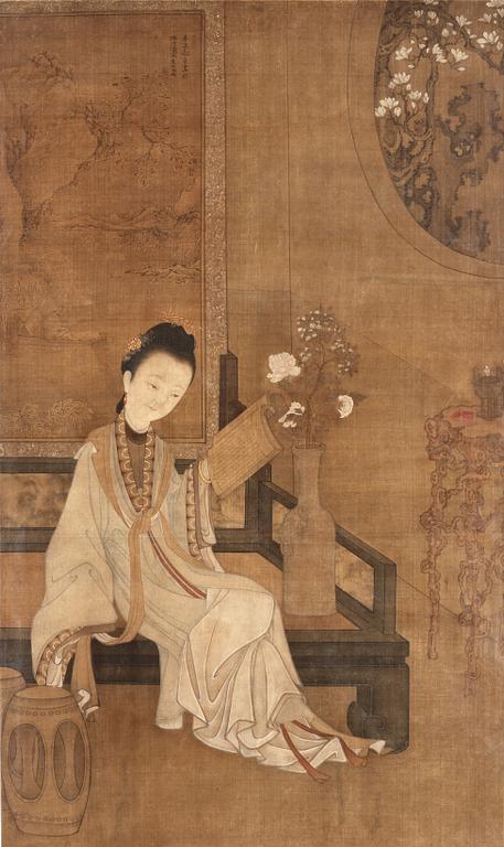 RULLMÅLNING med KALLIGRAFI, Qing dynastin, troligen 1700-tal. Läsande hovdam.