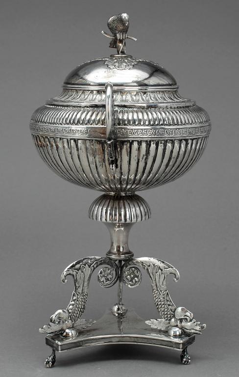 SOCKERSKÅL, silver, empire, ofullständiga stämplar, sannolikt Magnus Fryberg, verksam 1817-34 i Jönköping. Ca 781 gram .
