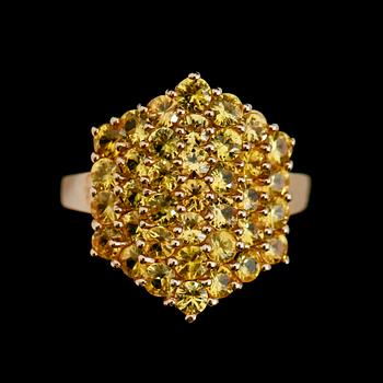 RING, 10 k guld, gula safirer tot ca 4.0 ct.
