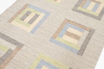 Margareta Åkerberg “Rödlöga” flatweave rug, 250 x 173 cm, signed MÅ.