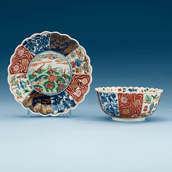 1491. An imari bowl with stand, Qing dynasty, Kangxi (1662-1722).