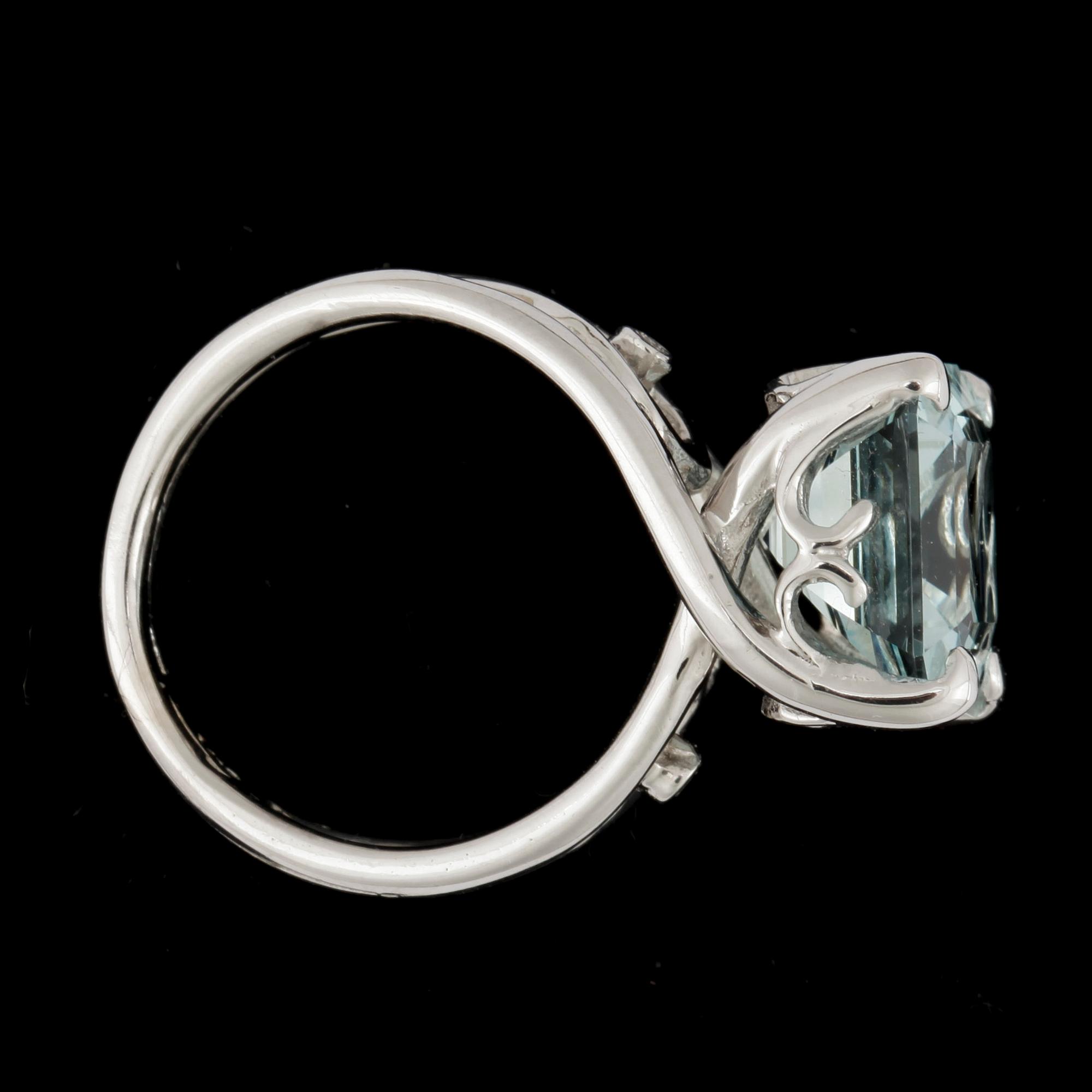 RING, 14k vitguld med akvamarin ca5,00ct och briljantslipade diamanter tot 0,01ct. 2000-tal. Vikt 7,1g.