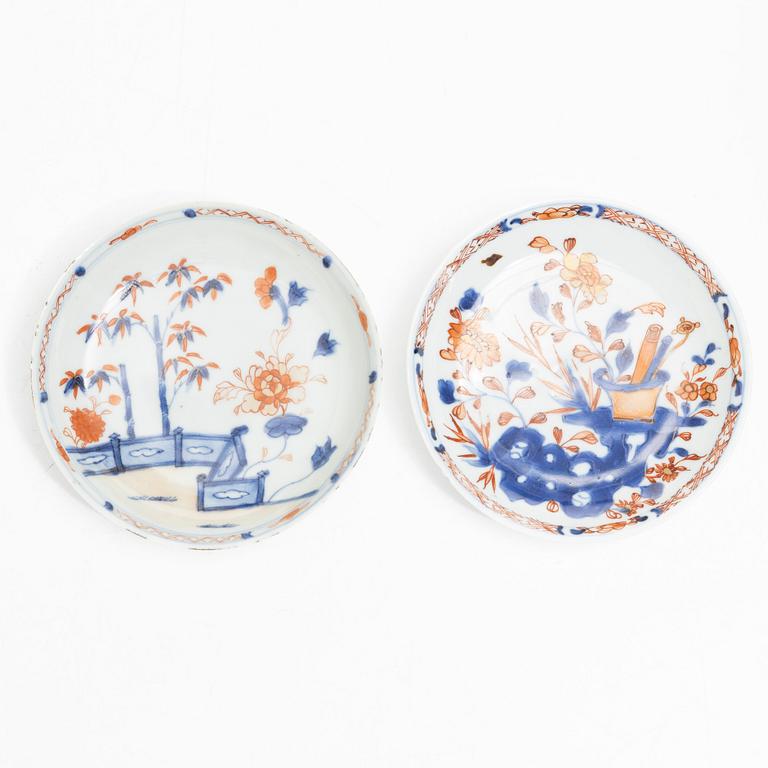 Koppar med fat, 2 st, med träställ, porslin, Kina, Qianlong (1736-95).