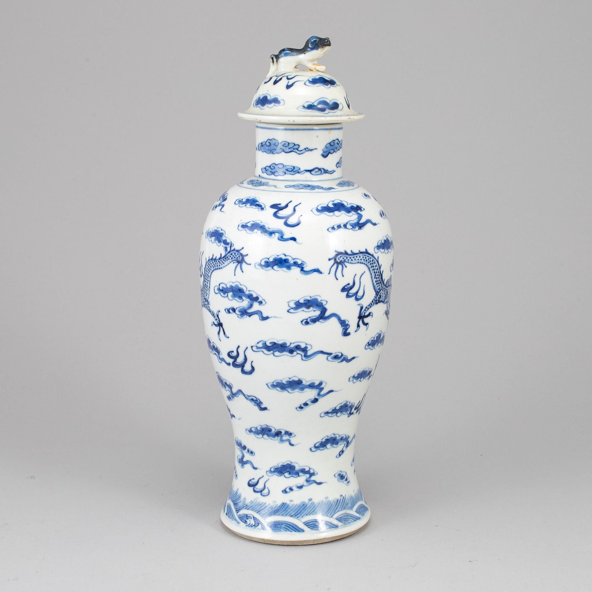 A blue and white porcelain vase with cover, Qing dynasty, late 19th century.