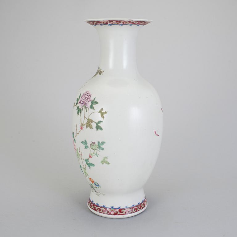 VAS, porslin, Kina, 1900-tal, fyra karaktärers märke.