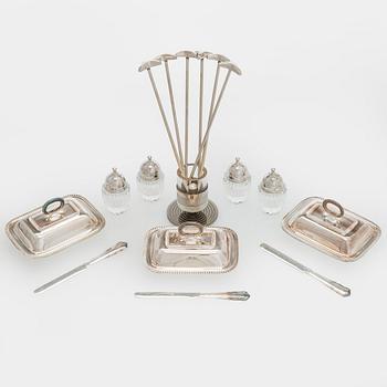 Kokoelma kattausesineitä, 17 osaa.