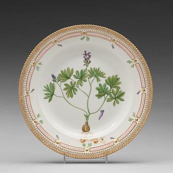 271. A set of seven Royal Copenhagen 'Flora Danica' dinner plates, 20th Century.