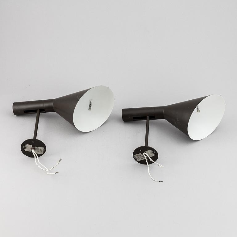 Arne Jacobsen,"AJ" vägglampor, ett par, Louis Poulsen, Danmark, formgiven 1959.