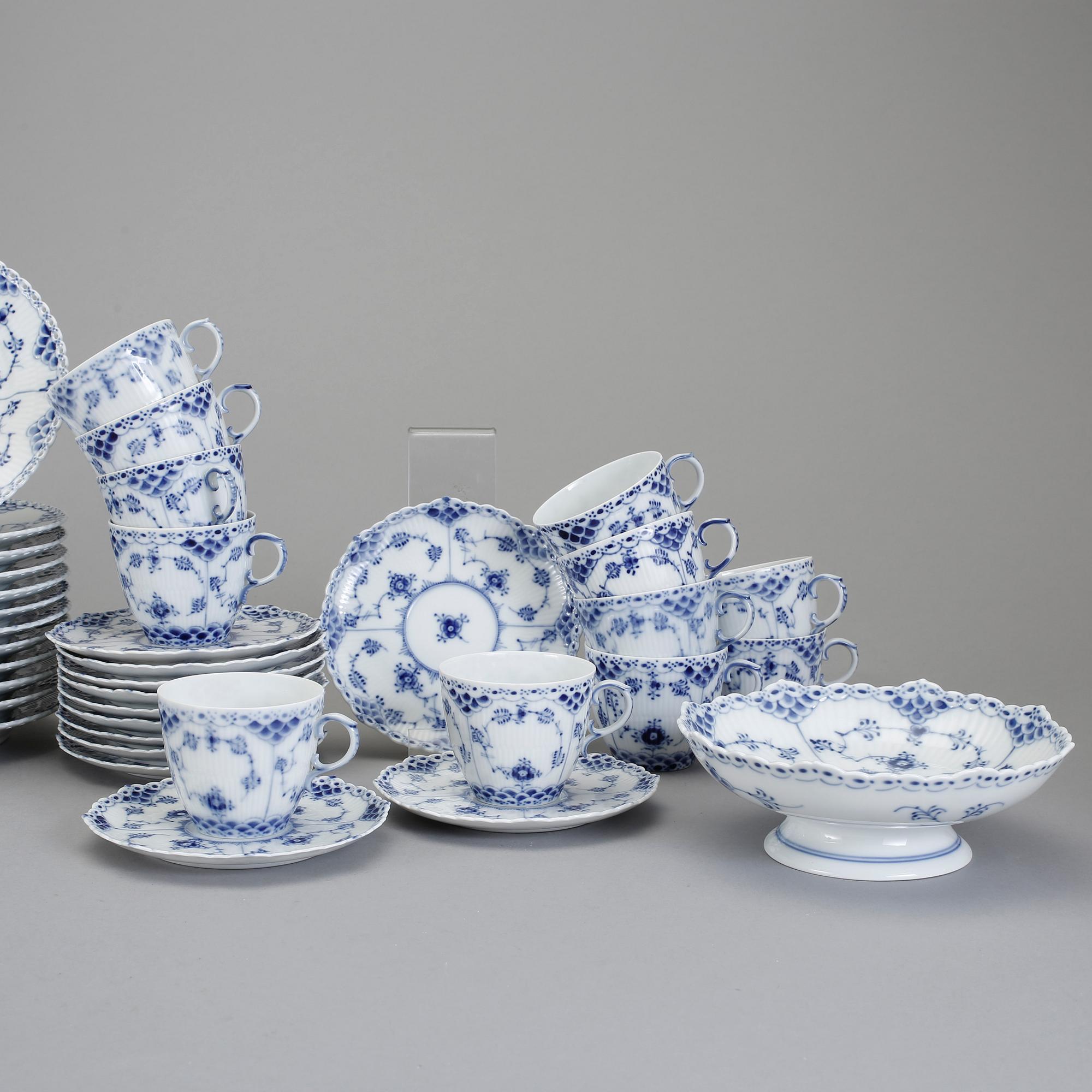 KAFFESERVIS, 37 delar, porslin, "Musselmalet", Royal Copenhagen, Danmark.