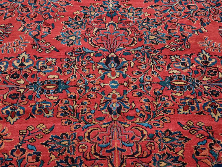 A CARPET, a semi-antique/old Lilihan probably, ca 470 x 343-349,5 cm (as well as 2-2,5 cm blue flat weave at the ends).