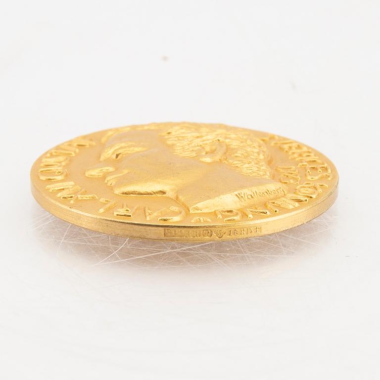 An 18K gold medal Carl XVI Gustaf numbered 55/1000 weight 56,7 grams.