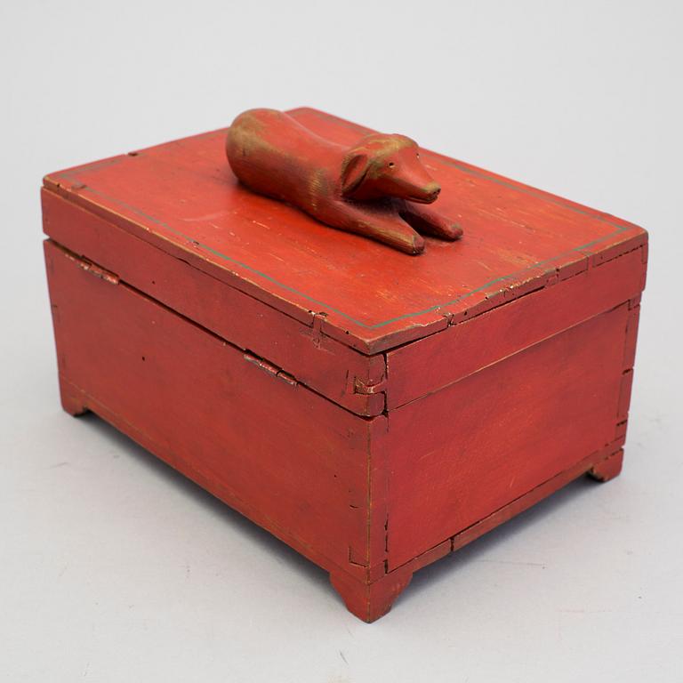 A box and a carved smoking pipe head 19/20th century.