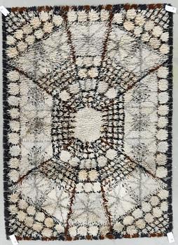 MATTA, "Östergyllen". Maskinvävd rya, Marianne Richter för Wahlbecks, Linköping. Formgiven omkring 1968. Ca 190x139 cm.