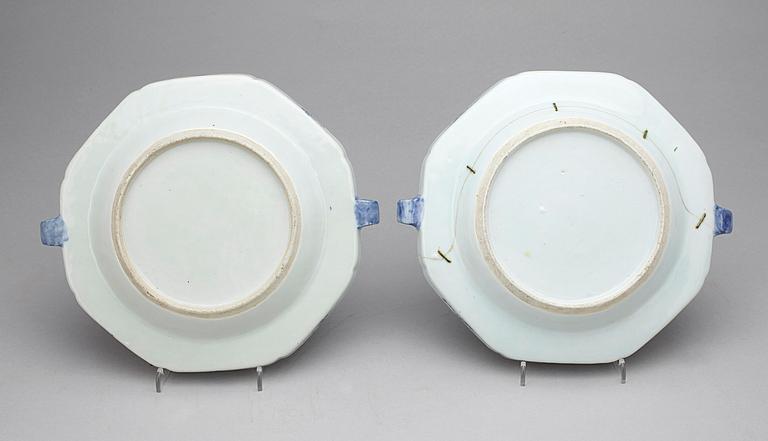 VÄRMETALLRIKAR, 2 st, porslin, Kina, Jiaqing, (1796-1820).