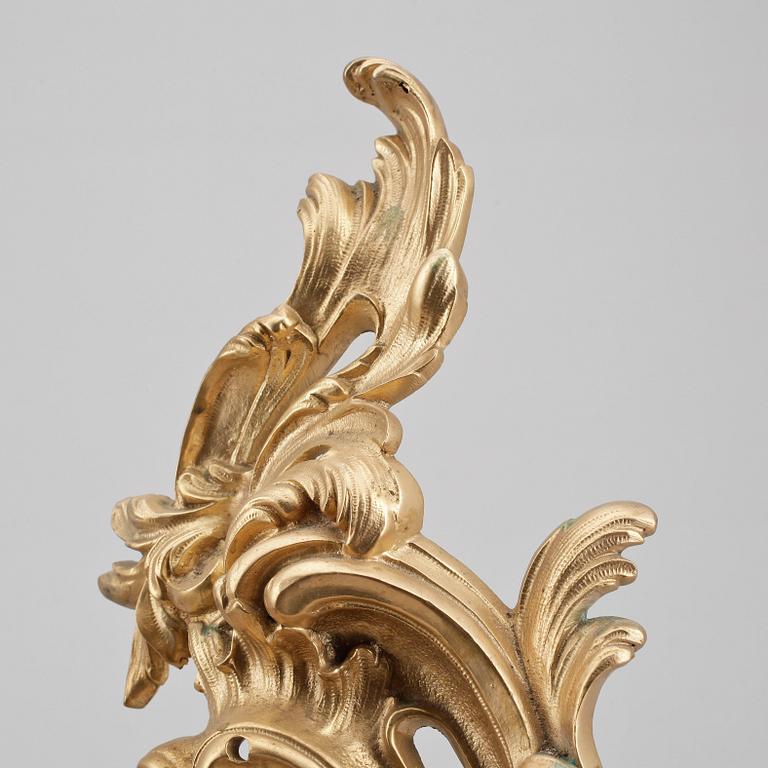 ELDHUNDAR, ett par, förgylld brons, Louis XV-stil, otydligt märkta. Troligen sekelskiftet 1900.