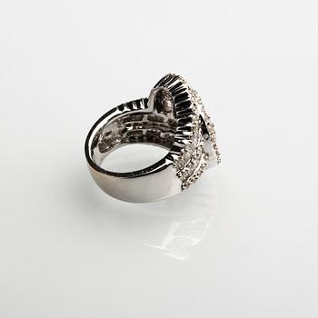 RING, 18 k vitguld med olikslipade diamanter, totalt ca 3,19 ct. Vikt ca 14,5 g.
