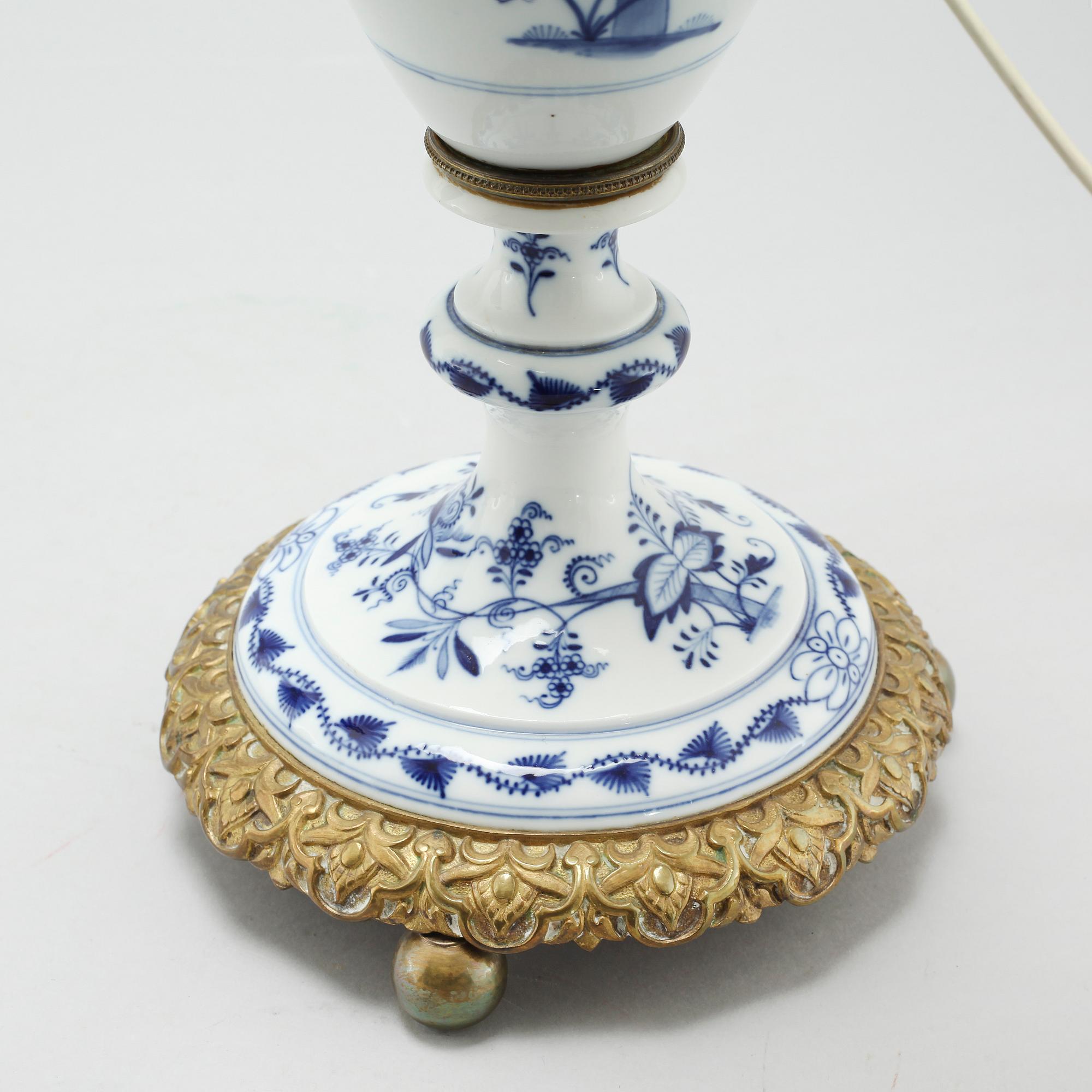 A pair of "Zwiebelmuster" lamps, made by Meissen in the first half of the 20th century.