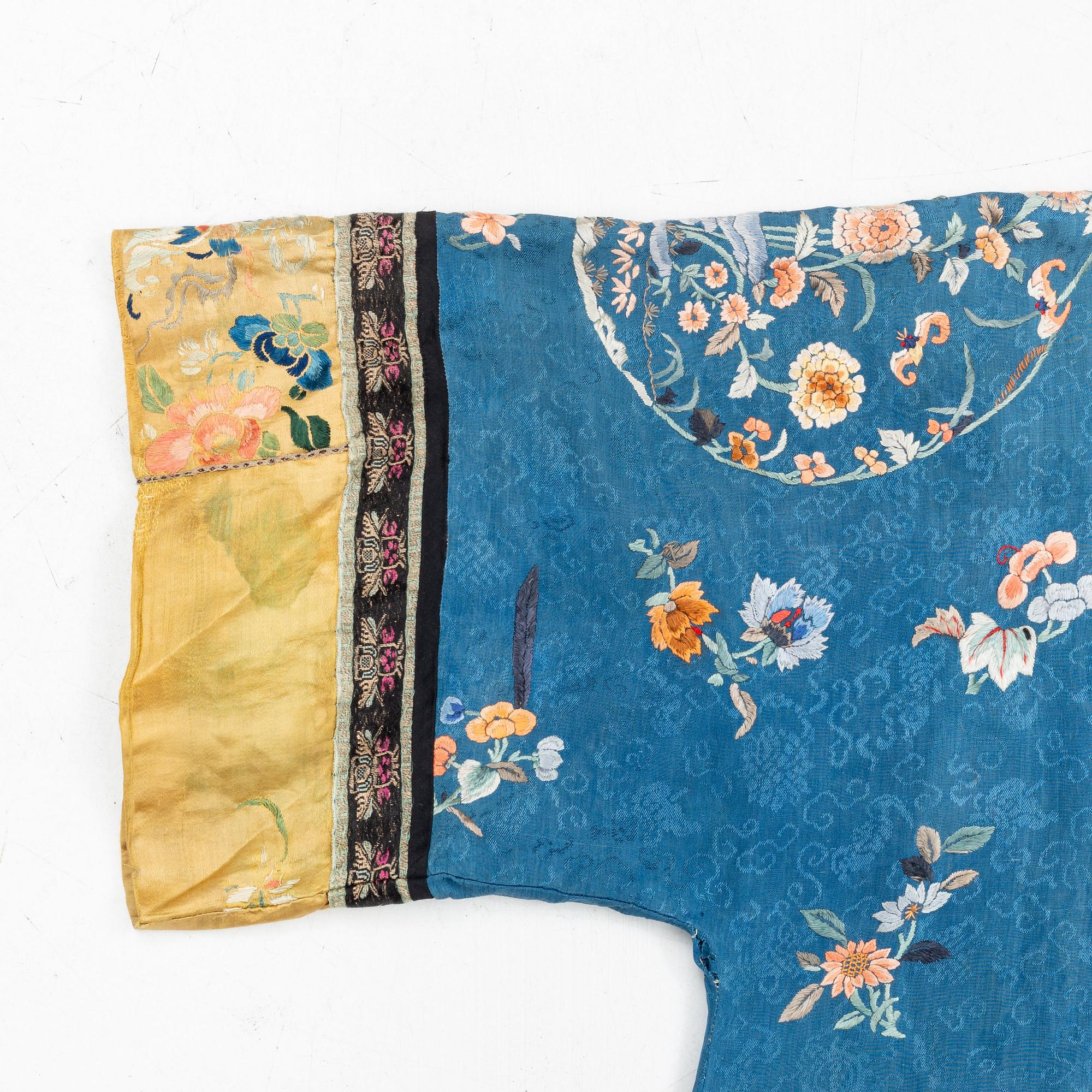 A Chinese embroidered silk robe, late Qing dynasty/early 20th Century.