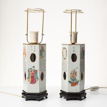 Perukstockar/bordslampor, ett par, porslin, Kina, sen Qingdynati.