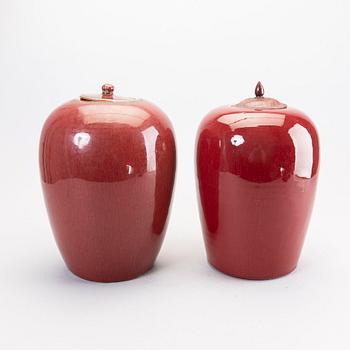 Urnor, två stycken, Kina, tidigt 1900-tal. porslin.