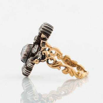 Ring 18K guld och silver med gammalslipade diamanter.