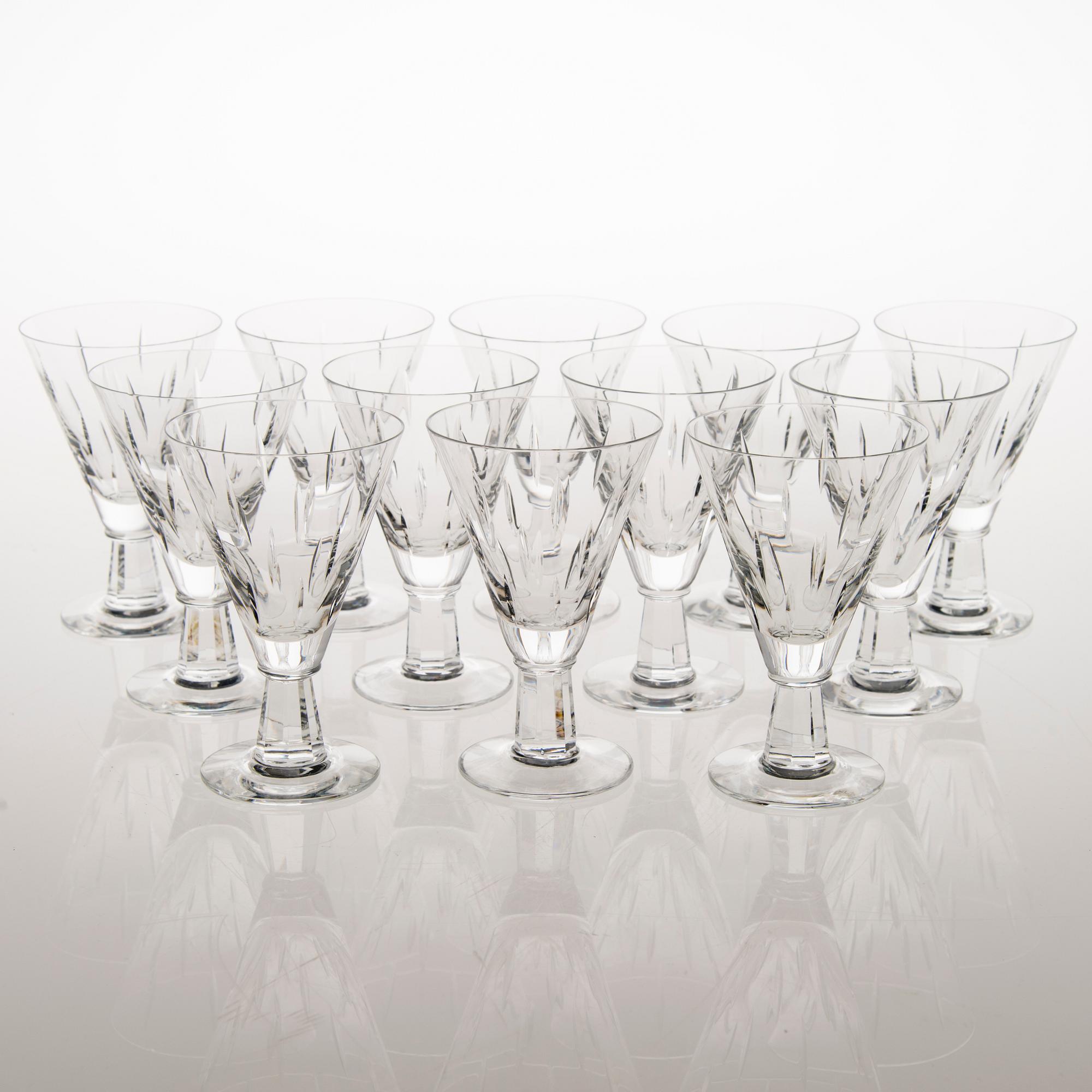 SAARA HOPEA, a 36-piece set of 'Inari' glassware for Nuutajärvi. Designed in 1953.